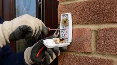 Sådan udskifter du nemt en gammel dørklokke med dine egne hænder