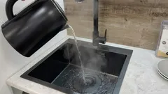 Hvorfor du ikke bør hælde kogende vand ned i vasken: den mest almindelige fejl, der kan koste dig tusindvis af kroner.