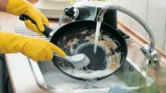 Bagepulver eller kemikalier? Hvad er de mest effektive metoder til rengøring af pander?