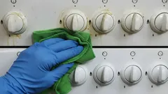 Derfor bliver komfurgreb fedtede – og sådan undgår du det