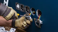 Sådan udskifter du sikkert en stikkontakt eller afbryder derhjemme og ved, hvornår du skal ringe til en håndværker