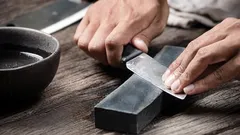 Jeg så, hvordan knive slibes i Indien, og nu gør jeg det selv derhjemme. Selv gamle knive bliver knivskarpe.