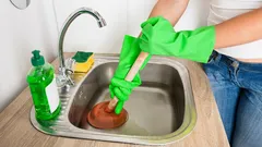 5 hurtige tricks mod lugt fra køkkenvasken du kan bruge i dag