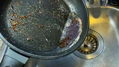 Hvor skal man hælde olie ud efter stegning? Hæld det aldrig ud i vasken.